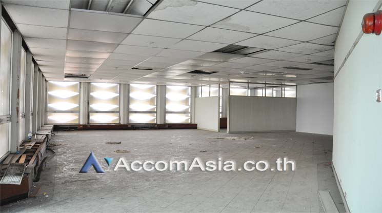  1  Office Space For Rent in Silom ,Bangkok MRT Lumphini at Sri Fueng Fung Building AA11167